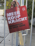 908116 Afbeelding van het protestbord 'MEER KOOP KRACHT', achtergelaten na de manifestatie van de FNV, op 30 nov. 2013, ...